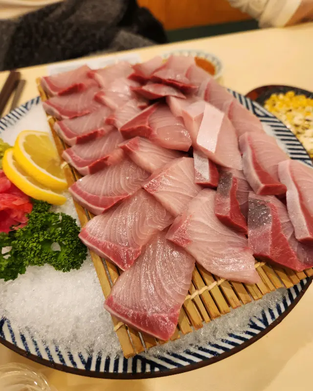 두툼하게 썰린 방어회