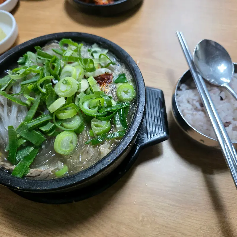 해장국과 밥, 그리고 숟가락과 젓가락이 놓인 테이블
