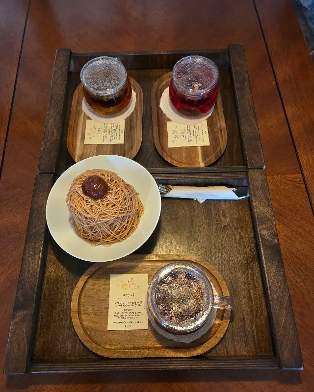 쏘머치모어 내부 인테리어