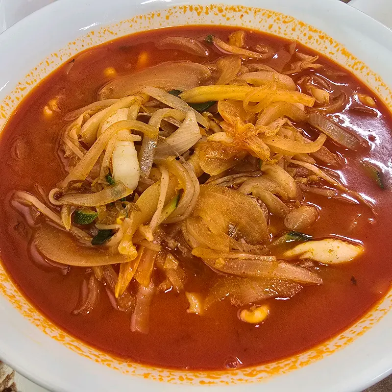 간짜장 곱빼기 위에 올려진 계란 후라이