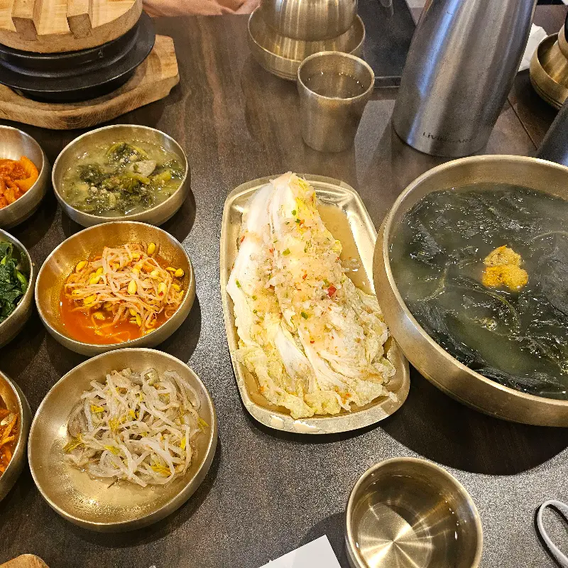 정갈하게 차려진 밑반찬