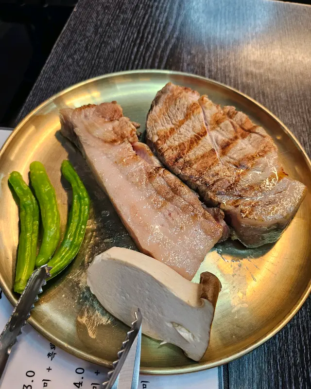 흑돼지, 버섯, 꽈리고추 삼합