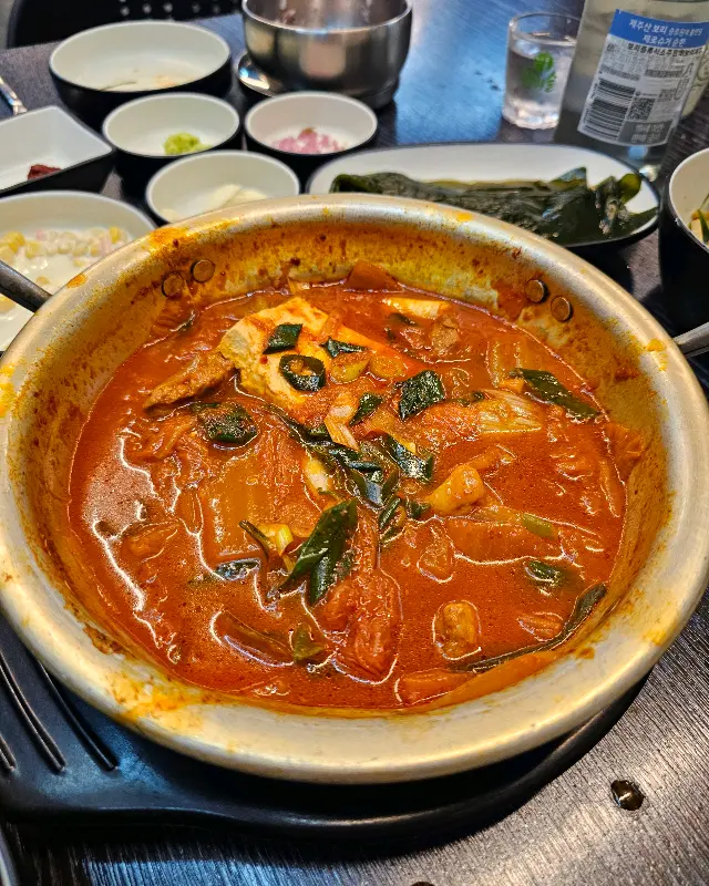 푸짐한 양을 자랑하는 김치찌개