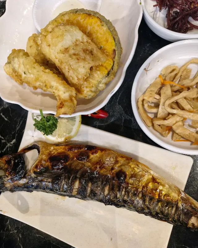 고등어구이와 모듬 튀김의 조화