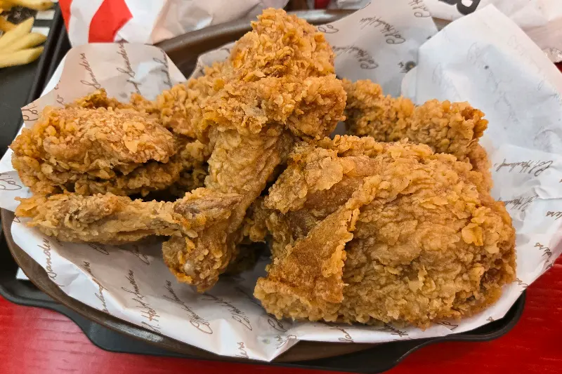 갓 튀겨져 나온 치킨