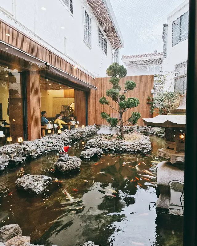 식당 내부 연못 뷰