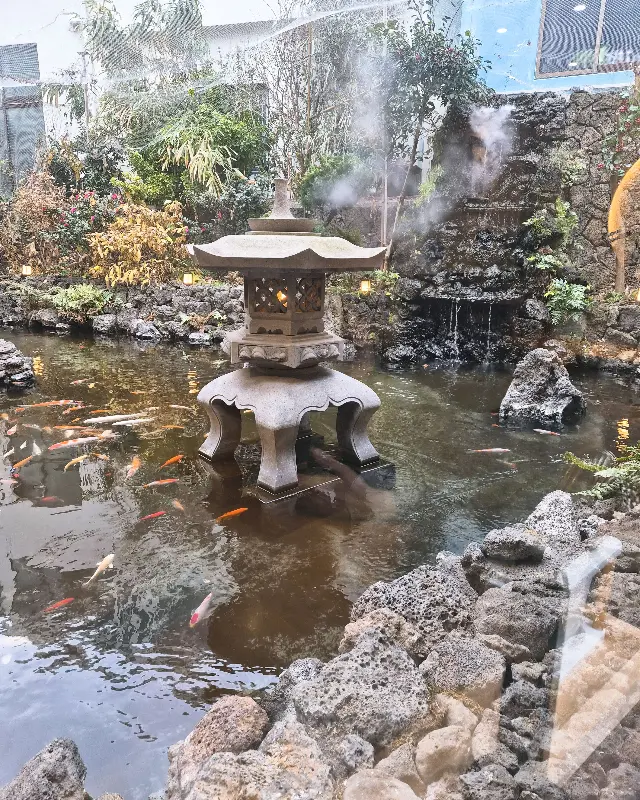 연못 안의 돌탑