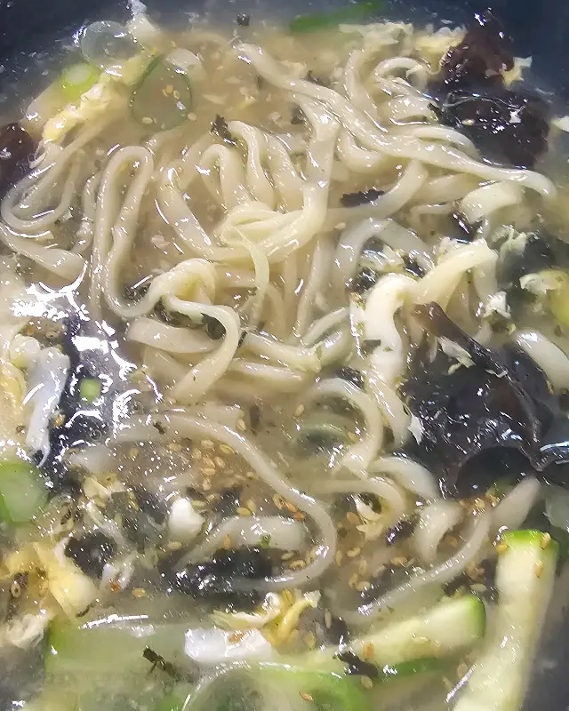 칼칼한 국물이 매력적인 얼큰 칼국수