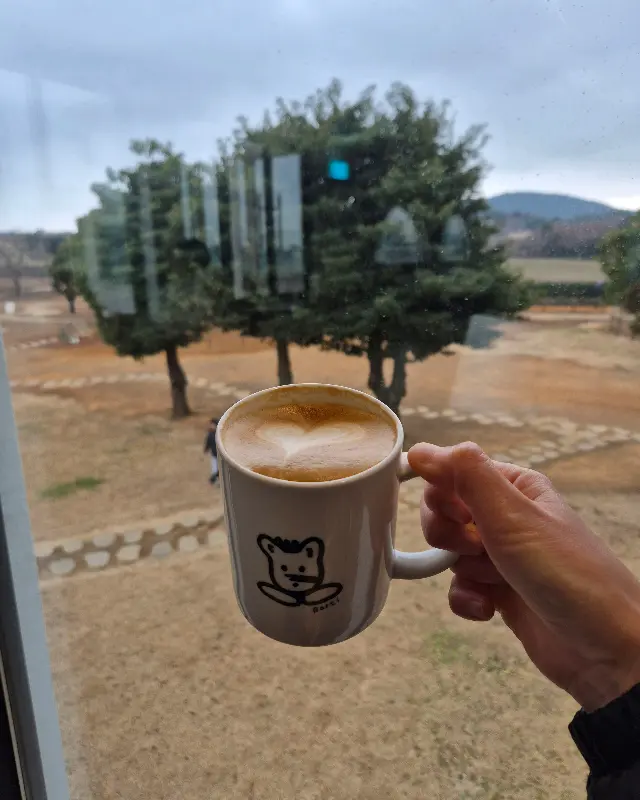 밭디의 호지차 크림 라떼