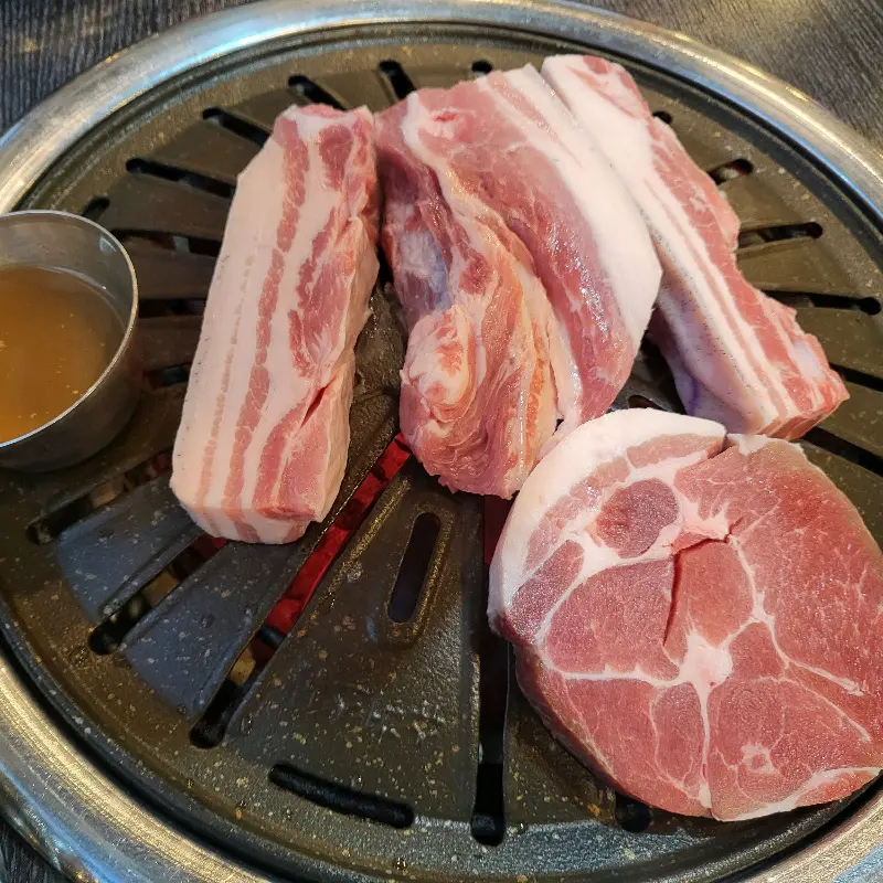 불판 위의 흑돼지 오겹살