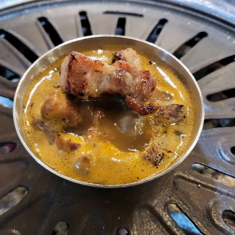 멜젓에 찍어 먹는 흑돼지