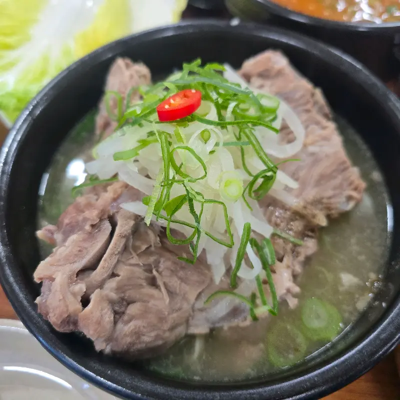 살이 가득 붙어있는 접짝뼈