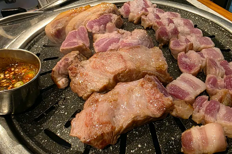 선명한 붉은색과 마블링이 예술적인 흑돼지 삼겹살과 가브리살