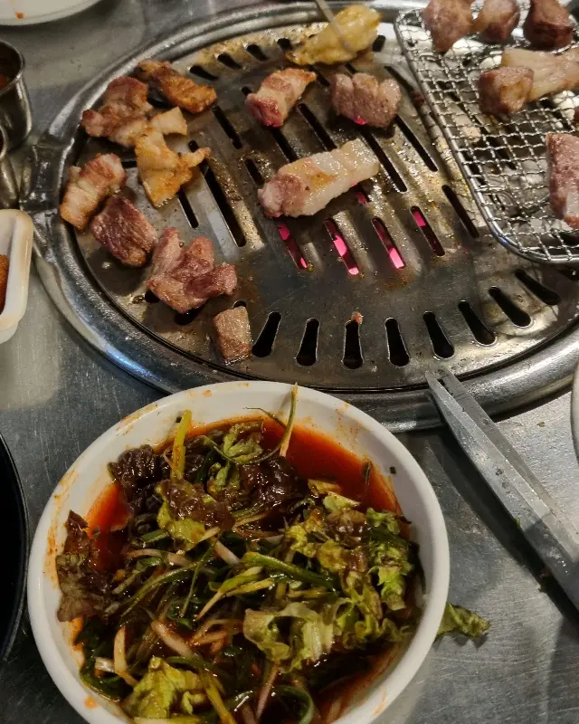 잘 구워진 흑돼지 조각들