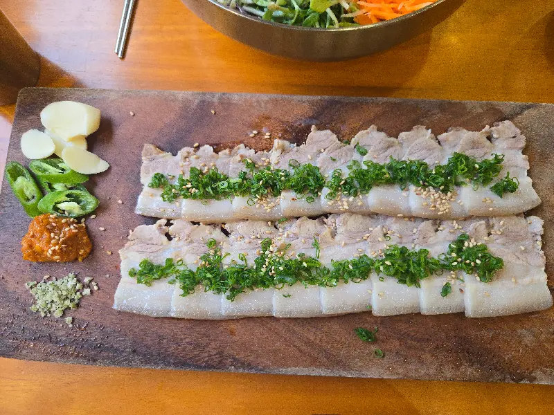 윤기 좔좔 흐르는 돔베고기! 비주얼부터 압도적!