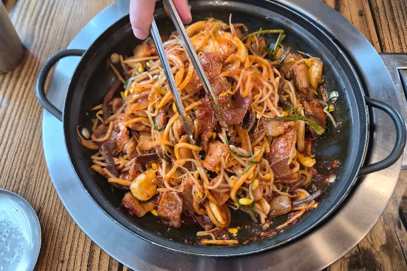 두툼한 흑돼지 오겹살