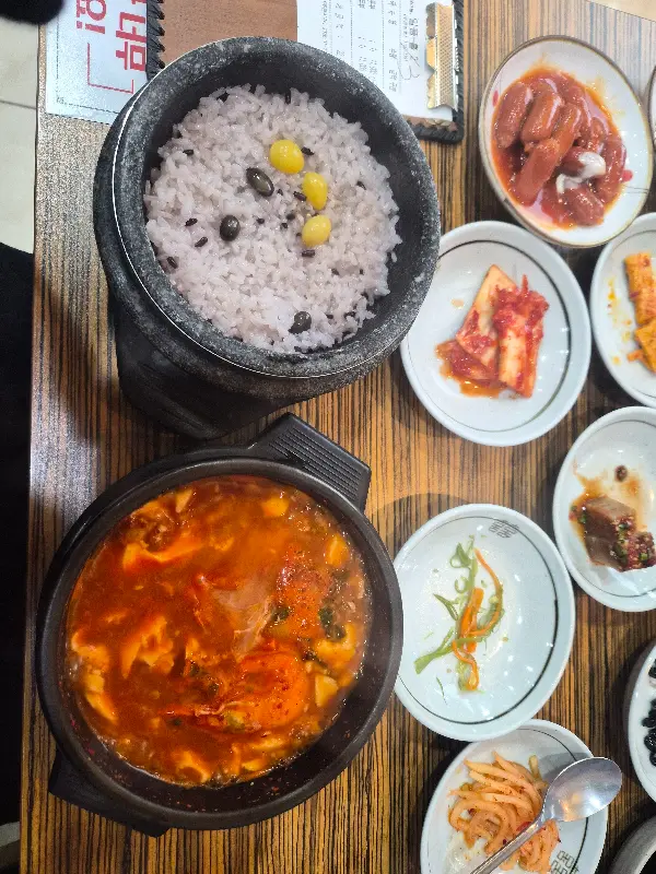돌솥밥과 순두부찌개, 그리고 다양한 밑반찬