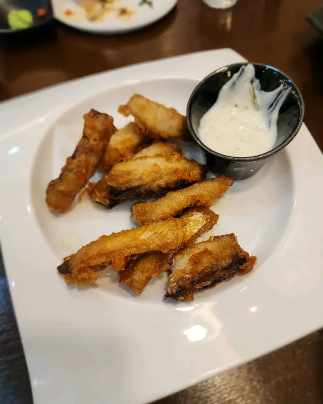 곁들임 소스와 함께 즐기는 생선튀김