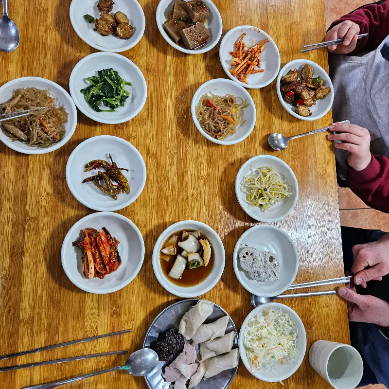 다채로운 반찬들로 가득 찬 큰일집정식