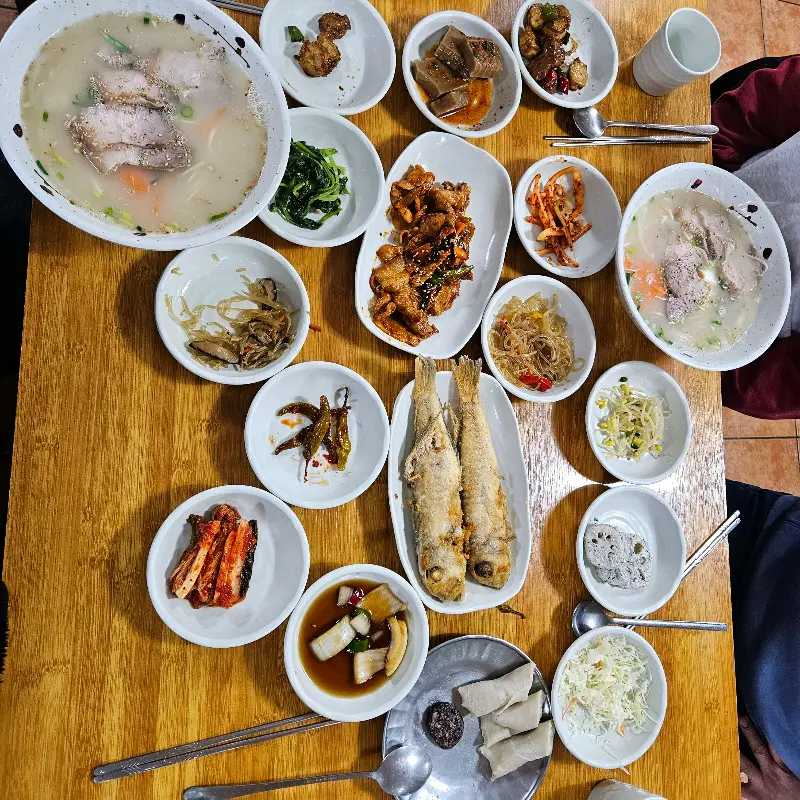 접짝뼈국과 다양한 반찬들