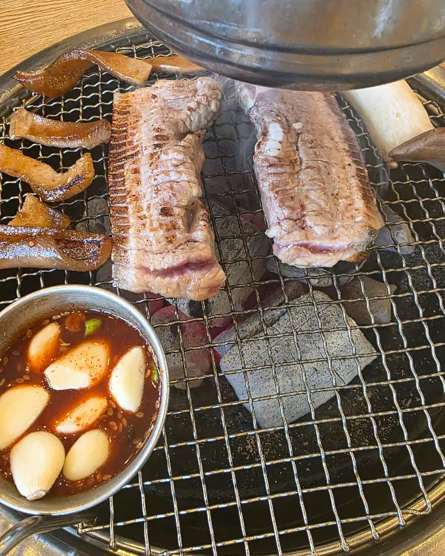 멜젓에 찍어 먹는 흑돼지 오겹살