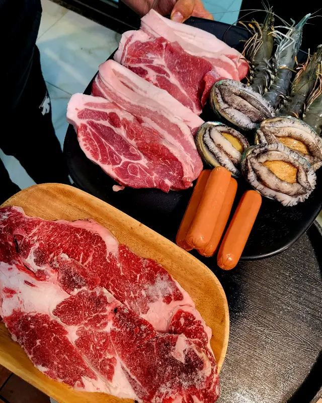 신선한 흑돼지, 전복, 새우가 담겨 있는 모습