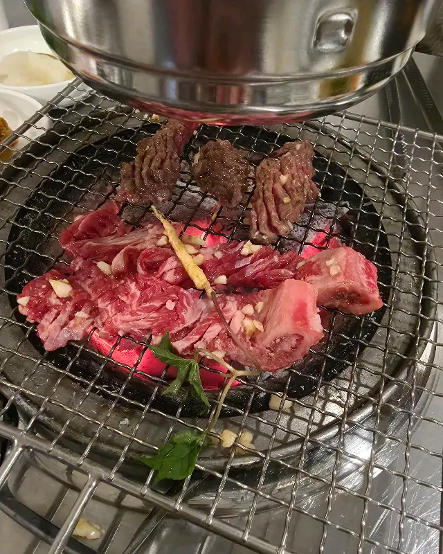 숯불 위에서 익어가는 마농갈비