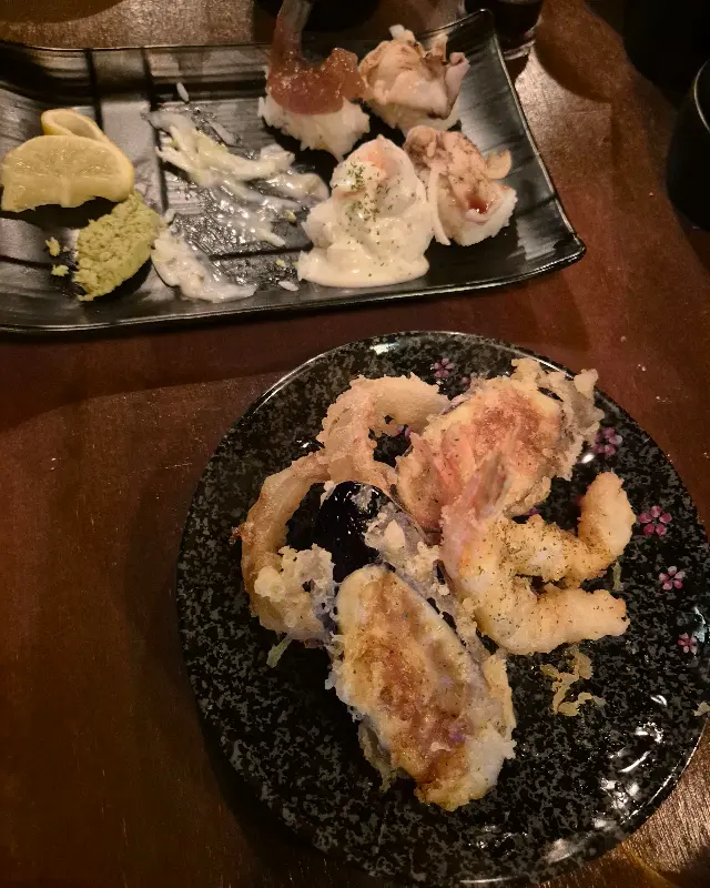 접시에 담긴 튀김