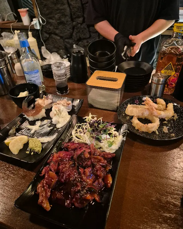 테이블 위에 놓인 여러 메뉴들