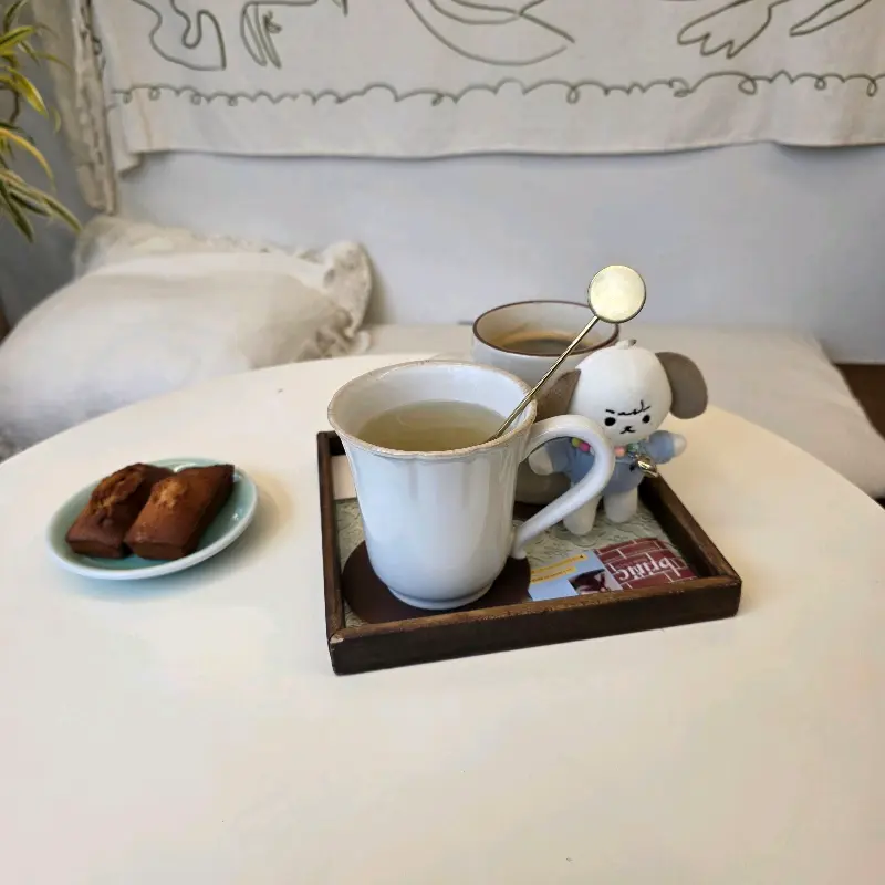 테이블 위에 놓인 음료와 디저트, 인형