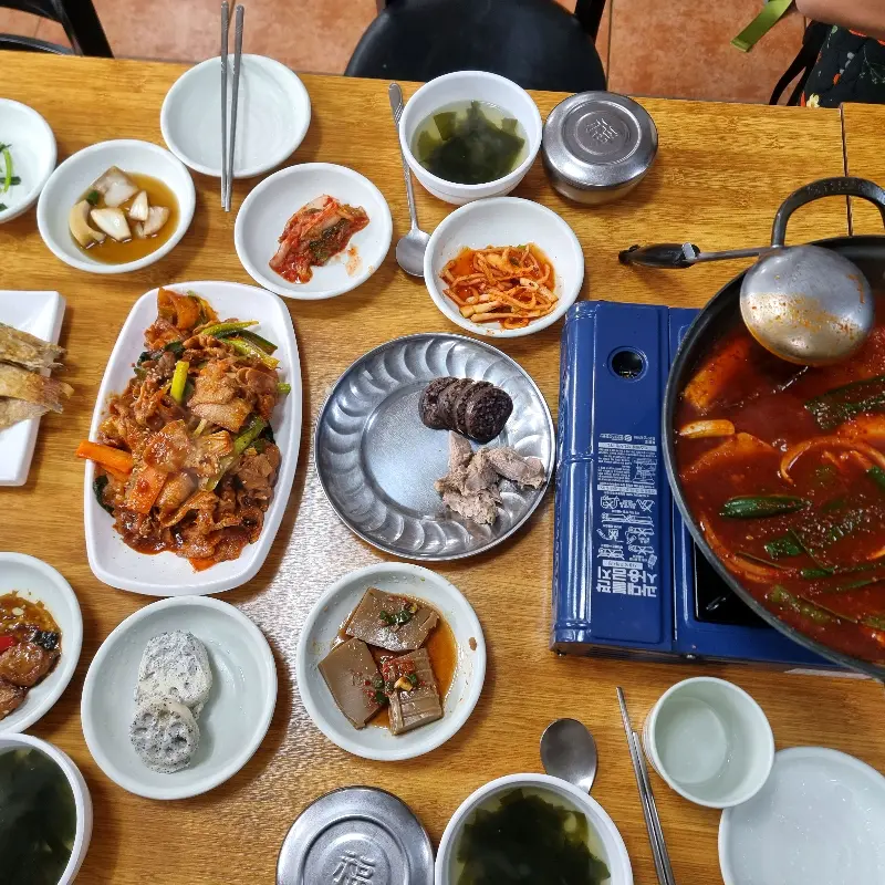 접짝뼈국이 담긴 뚝배기