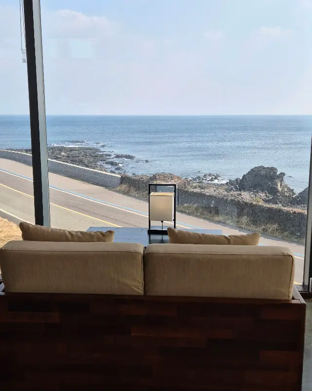 통유리창 너머로 펼쳐지는 아름다운 오션뷰