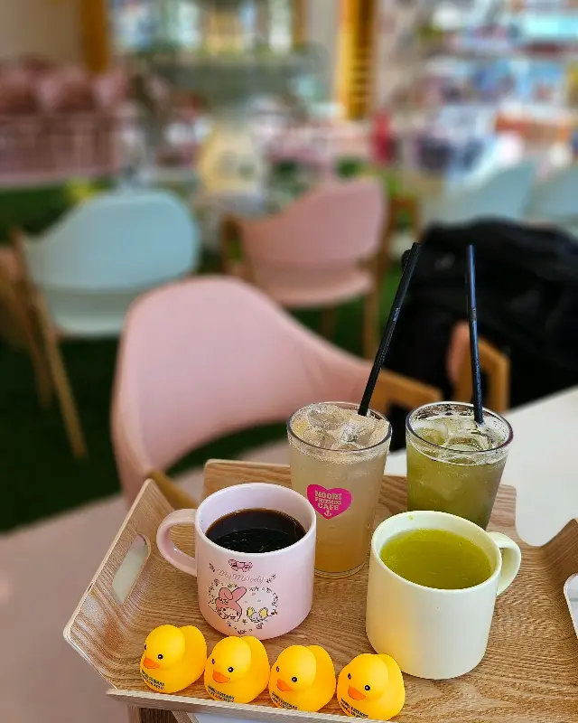 음료와 함께 제공되는 귀여운 오리 장식