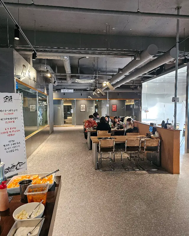 섬곳간의 넓은 매장 내부