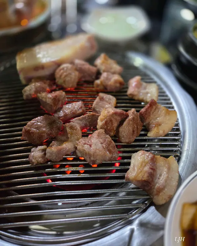 멜젓에 흑돼지를 찍어 먹는 모습