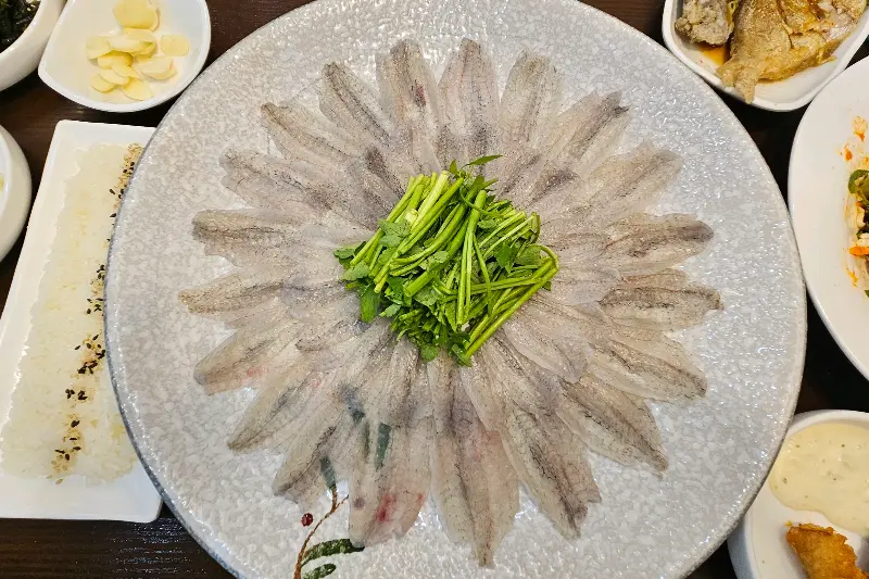 눈으로도 즐거운 회 플레이팅