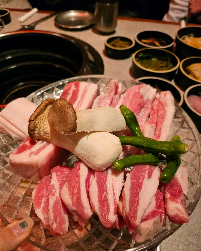 돈가도 테이블 가득 차려진 흑돼지 오겹살과 다채로운 밑반찬