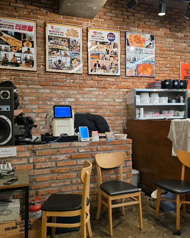 한 상 가득 차려진 고등어회 초밥