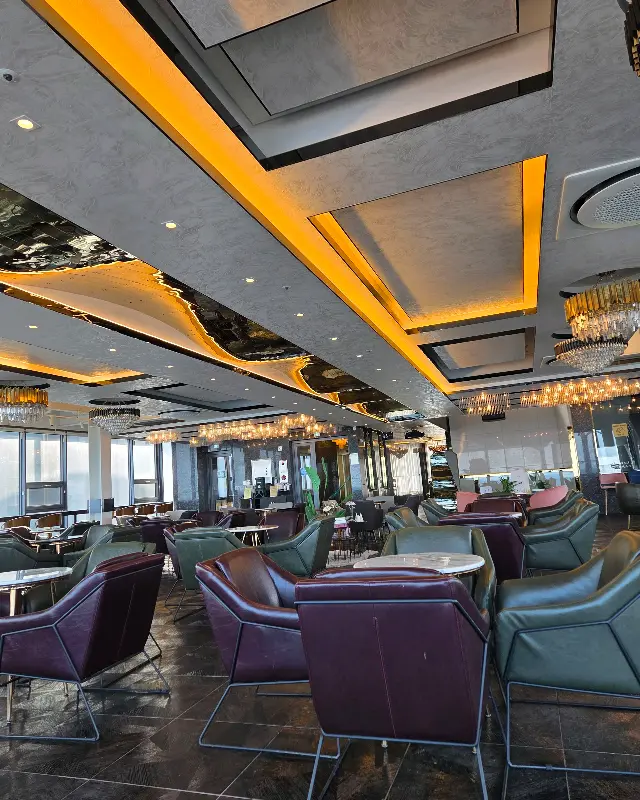 넓고 고급스러운 카페 내부