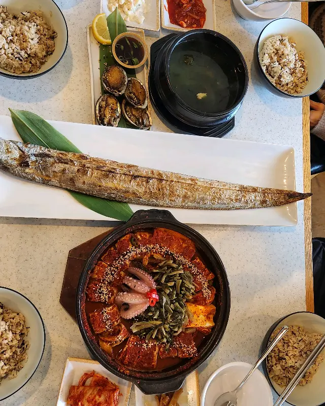 통갈치구이와 갈치조림이 함께 나오는 푸짐한 한 상