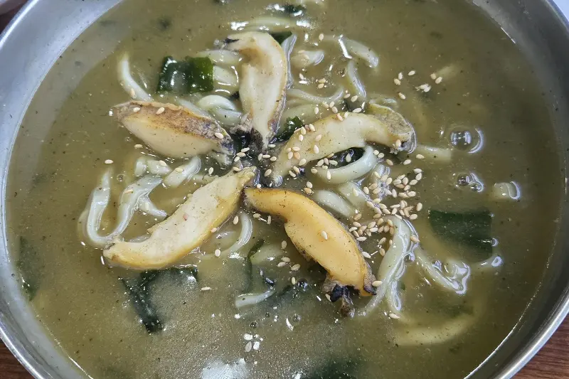 선채향 전복칼국수 클로즈업 샷