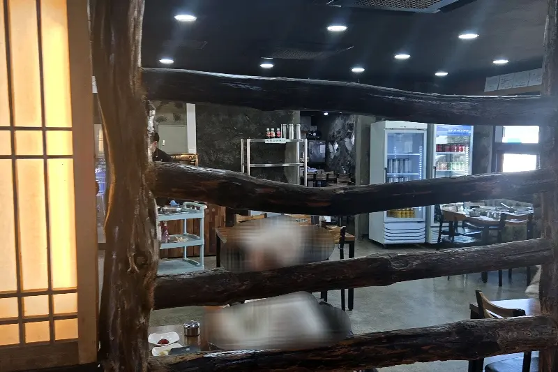 깔끔하고 아늑한 식당 내부