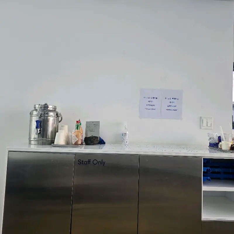 테이블에 놓인 햄버거