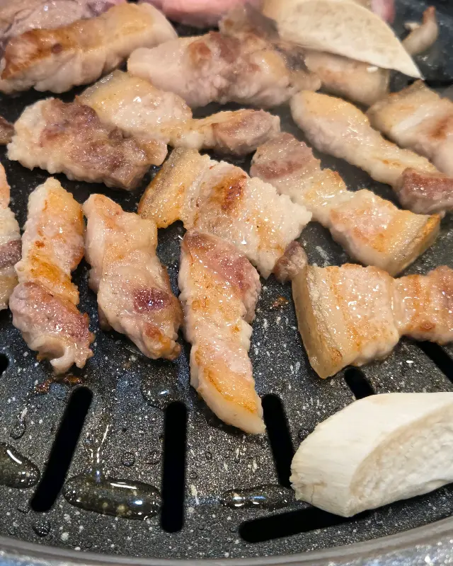 노릇하게 구워진 흑돼지 오겹살