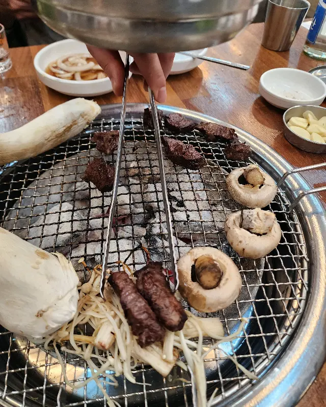 잘 익은 고기를 집는 모습