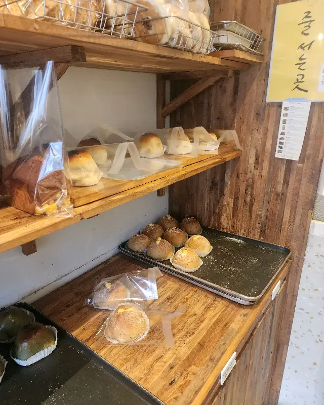 선반 위에 놓인 빵