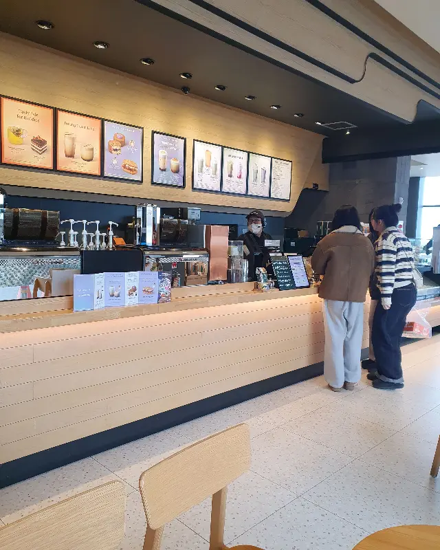 주문대의 활기찬 모습