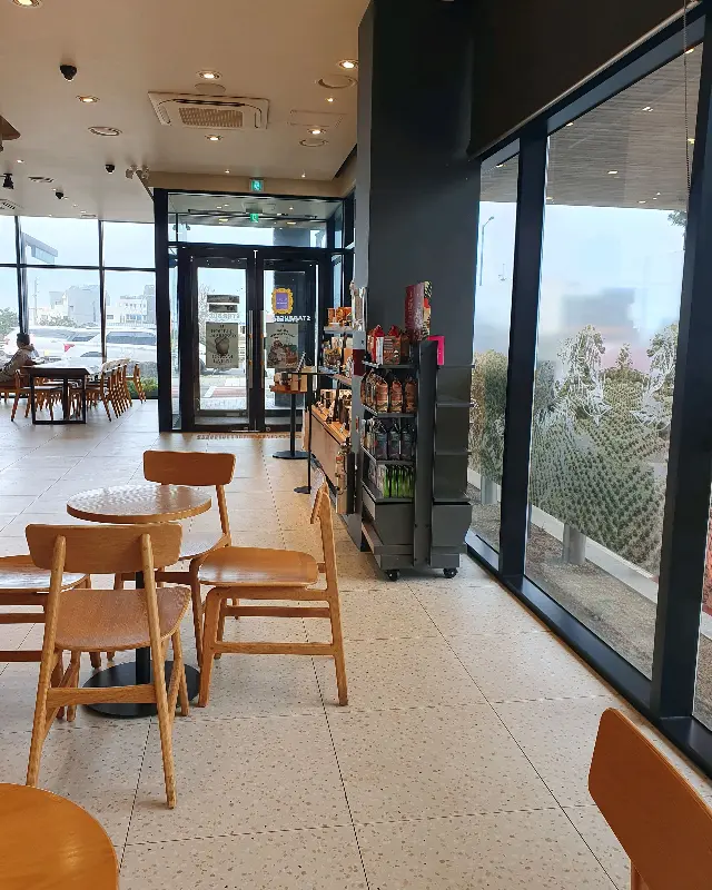 깔끔하고 편안한 매장 내부