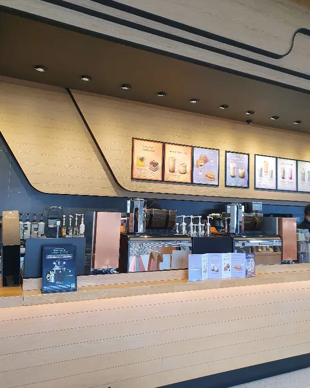 스타벅스 제주공항DT점 내부 모습