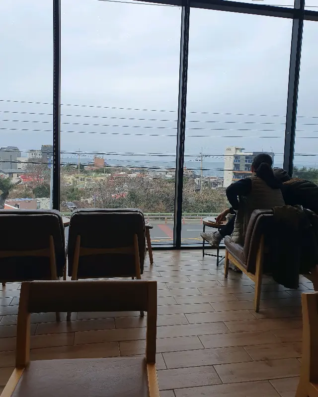 창밖으로 보이는 제주 시내 풍경